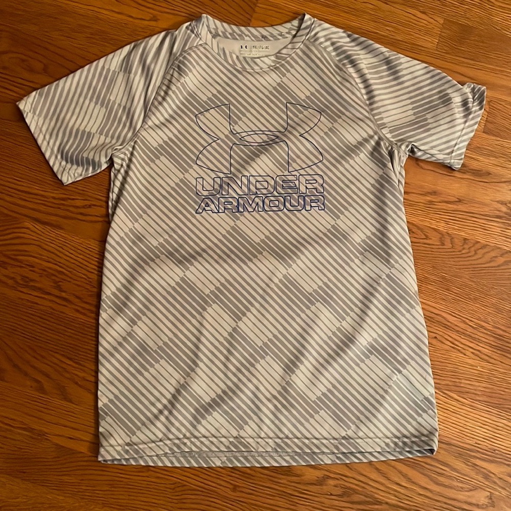 Under Armour - Youth XL Loose Heat Gear T-shirt - excellent condition